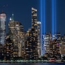 Una semana antes del 25.º aniversario del atentado contra el World Trade Center, el «Tribute in Light» (Tributo en Luz) aparece parcialmente iluminado sobre el Bajo Manhattan, en la ciudad de Nueva York, el 4 de septiembre de 2026, visto desde Jersey City, Nueva Jersey