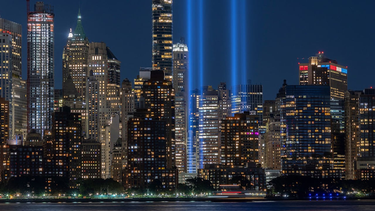 Una semana antes del 25.º aniversario del atentado contra el World Trade Center, el «Tribute in Light» (Tributo en Luz) aparece parcialmente iluminado sobre el Bajo Manhattan, en la ciudad de Nueva York, el 4 de septiembre de 2026, visto desde Jersey City, Nueva Jersey