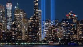Una semana antes del 25.º aniversario del atentado contra el World Trade Center, el «Tribute in Light» (Tributo en Luz) aparece parcialmente iluminado sobre el Bajo Manhattan, en la ciudad de Nueva York, el 4 de septiembre de 2026, visto desde Jersey City, Nueva Jersey