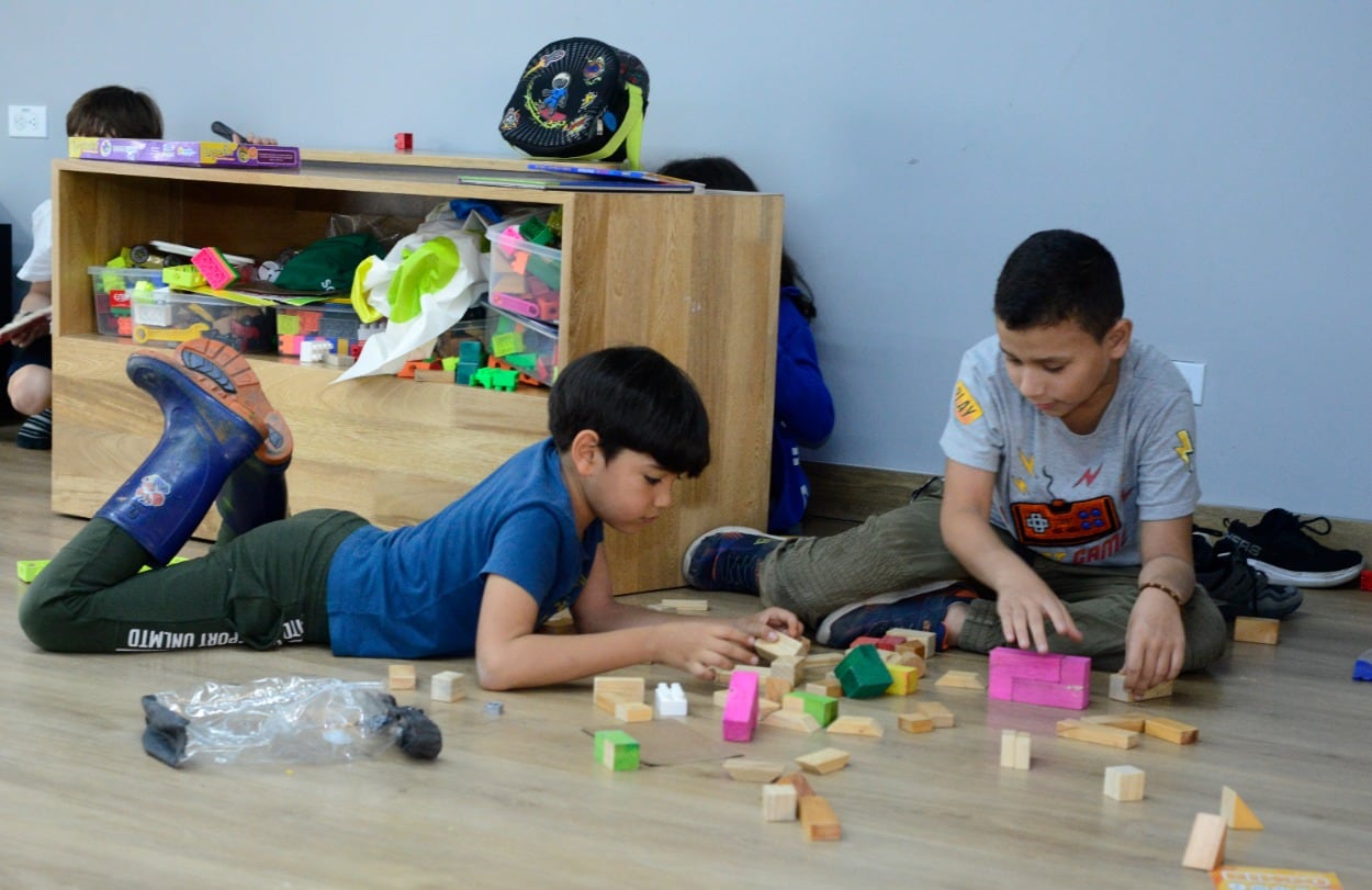 El colegio privilegia el aprendizaje basado en proyectos, el trabajo colaborativo y la socialización.