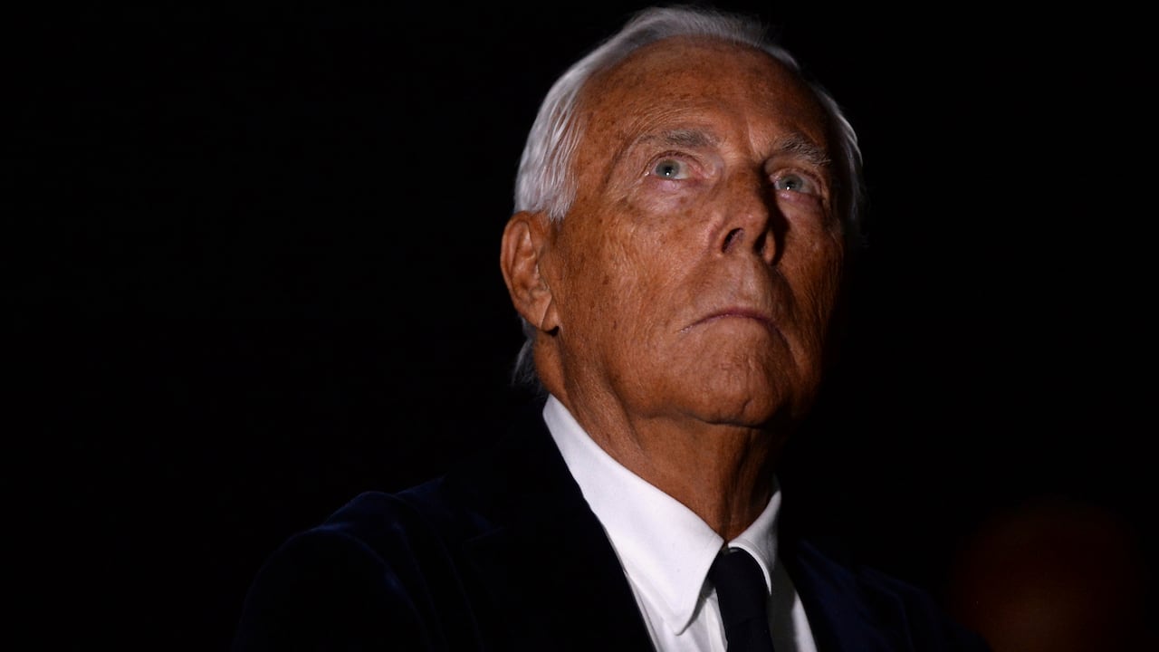 El diseñador italiano Giorgio Armani en su desfile de Alta Costura Otoño Invierno 2016/17 en Moscú, Rusia, el 14 de abril de 2016.