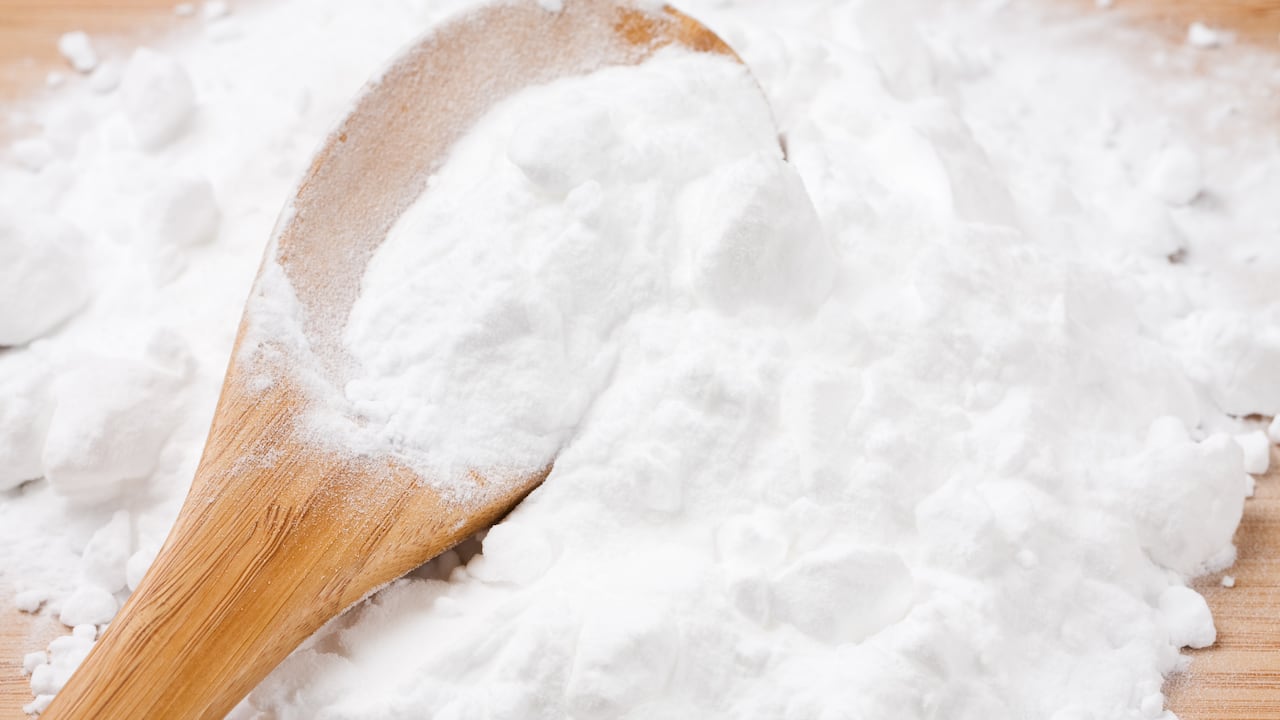 El bicarbonato es una excelente opción para quitar las manchas del desodorante en la ropa. Foto: Getty Images.