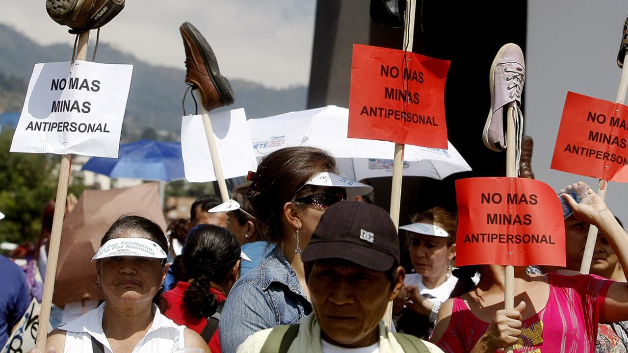 Familiares de víctimas del conflicto armado marchan e Medellín.