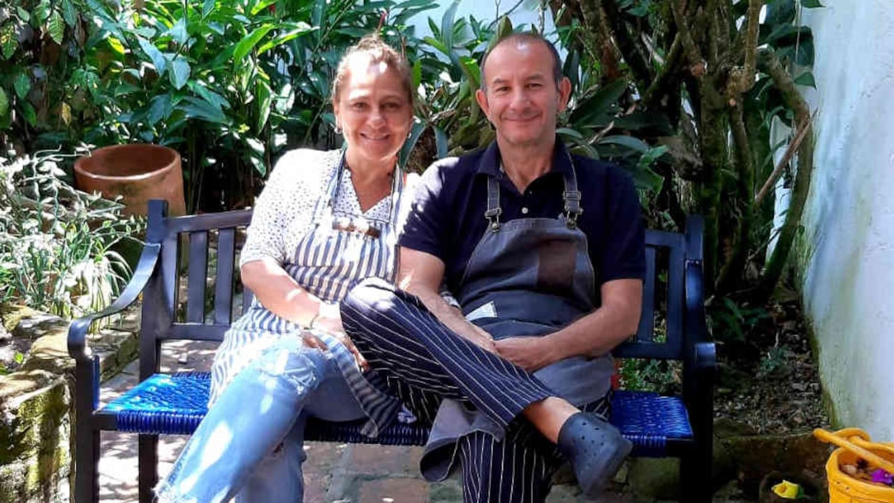 Francisco Martínez y su esposa, Claudia Rueda, en el restaurante El Patio, de Socorro (Santander).