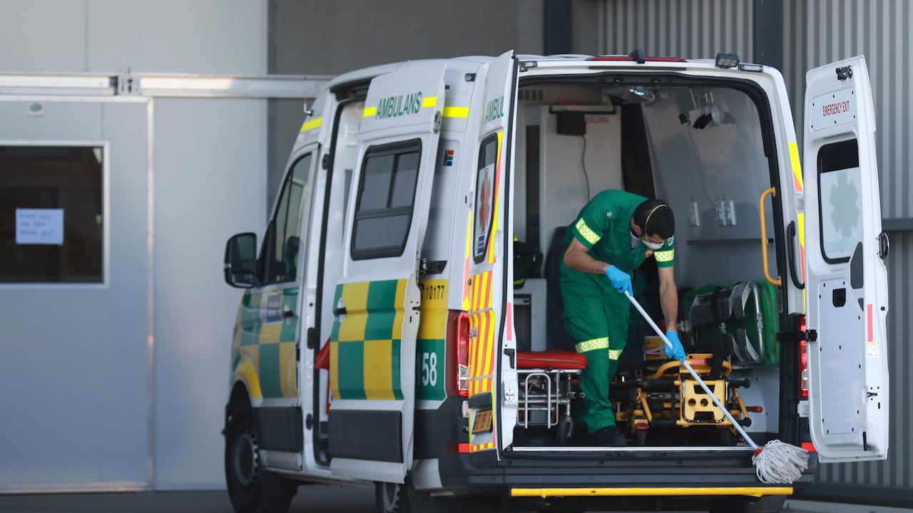 Un paramédico limpia una ambulancia después de dejar a un paciente de COVID en el Brackengate Hospital of Hope, en Ciudad del Cabo, Sudáfrica. (AP Photo / Nardus Engelbrecht)