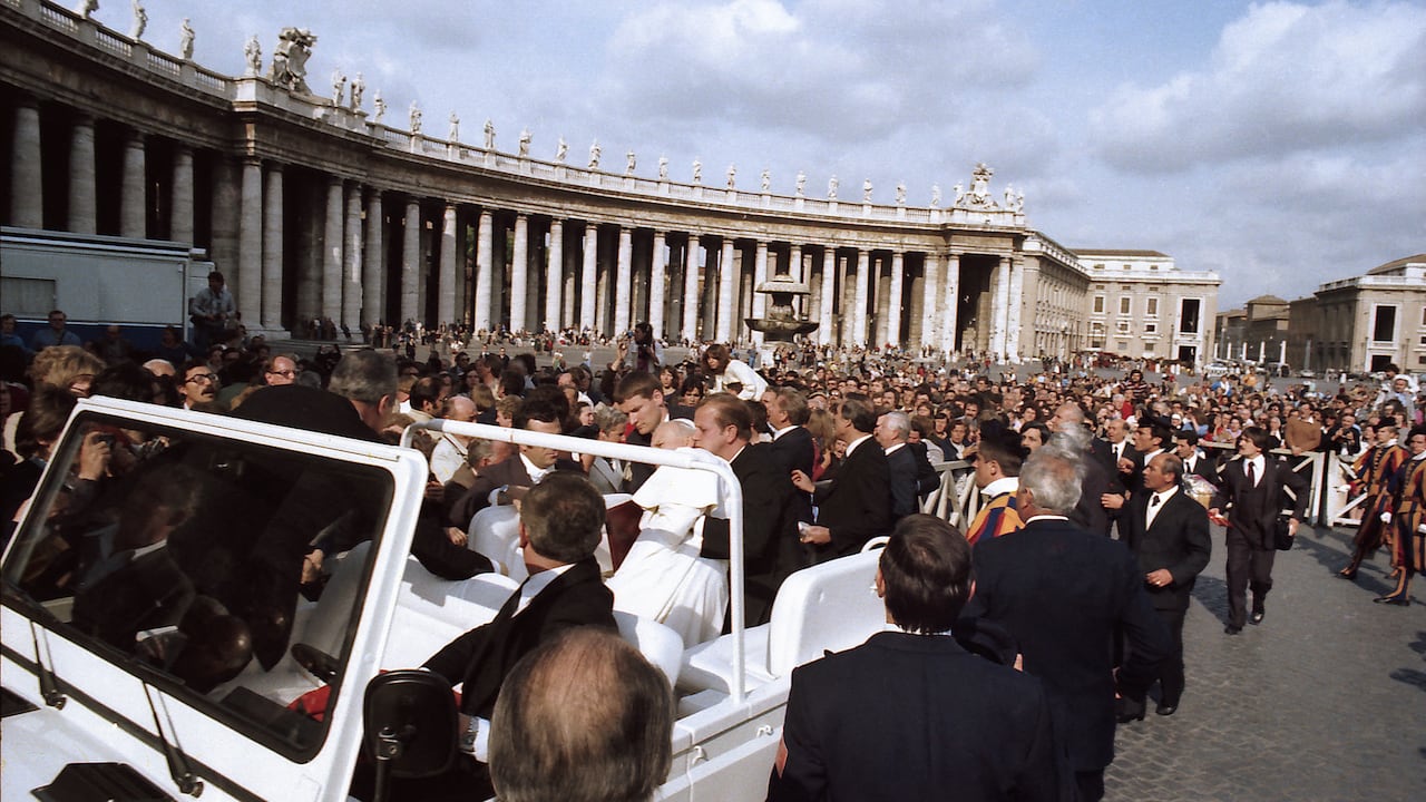 El papa, con su acostumbrado hábito blanco, es asistido instantes después del ataque por parte del turco.