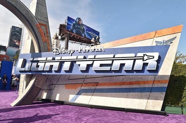 Por ahora, Disney no ha presentado una versión recortada de la película 'Lightyear' donde suprima la polémica escena por la que su estreno ha sido prohibido en varios países.