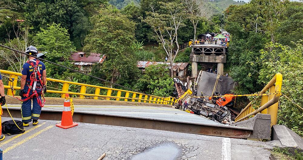   Así quedó la estructura luego del desplome. Por el lugar transitaban dos tractomulas y dos camiones de la Policía. Se estima que en 18 meses estará listo el nuevo puente. 
