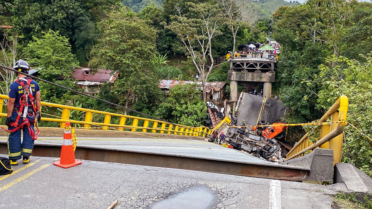 Así quedó la estructura luego del desplome. Por el lugar transitaban dos tractomulas y dos camiones de la Policía. Se estima que en 18 meses estará listo el nuevo puente.