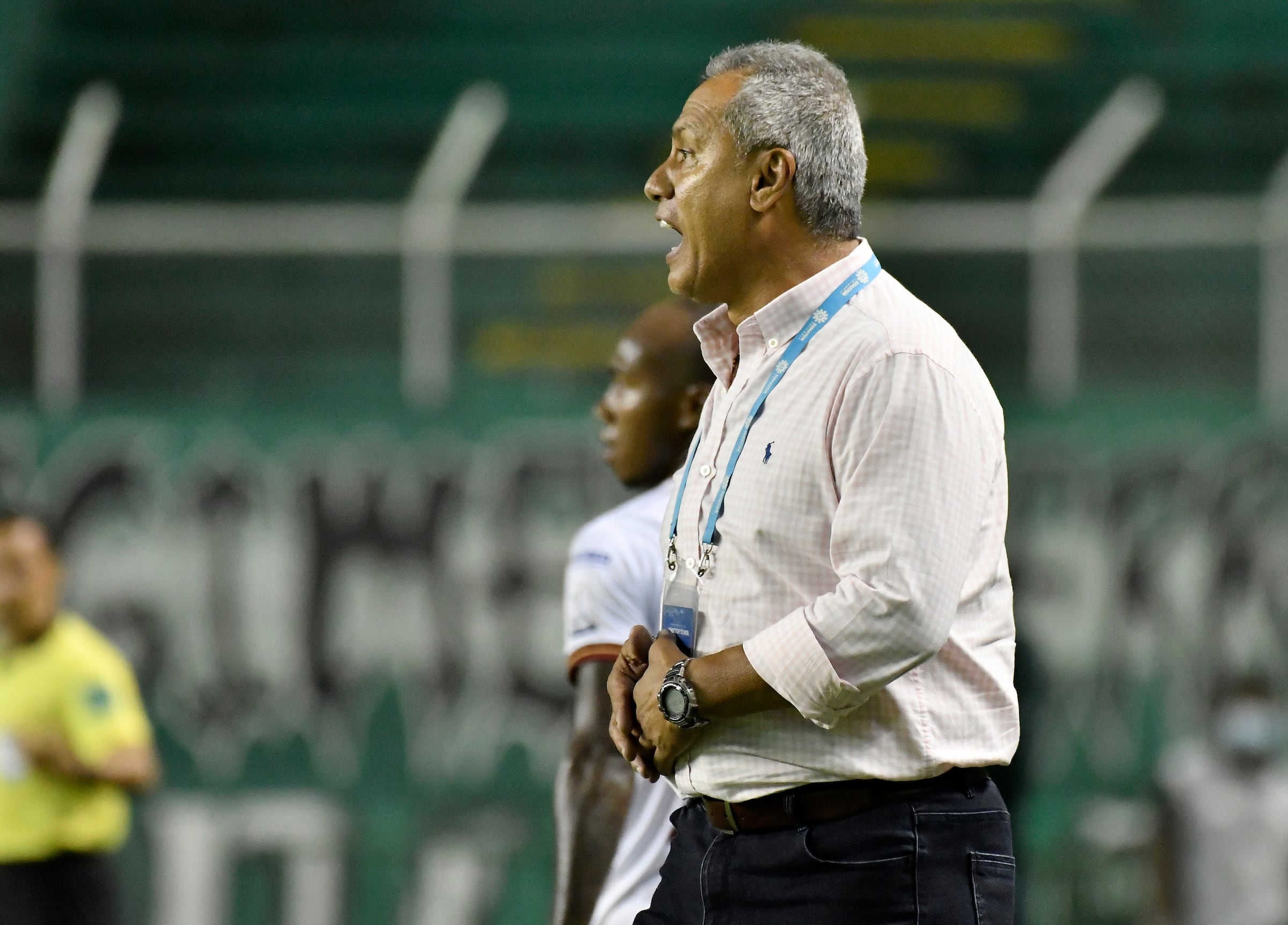 PALMIRA - COLOMBIA, 26-01-2022: Hernan Torres técnico del Tolima gesticula durante el partido entre Deportivo Cali y Deportes Tolima como parte de la Liga BetPlay DIMAYOR II 2021 jugado en el estadio Deportivo Cali de la ciudad de Palmira. / Hernan Torres coach of Tolima gestures during match between Deportivo Cali and Deportes Tolima for the date 2 as part of BetPlay DIMAYOR League I 2022 played at Deportivo Cali stadium in Palmira city. Photo: VizzorImage / Gabriel Aponte / Staff