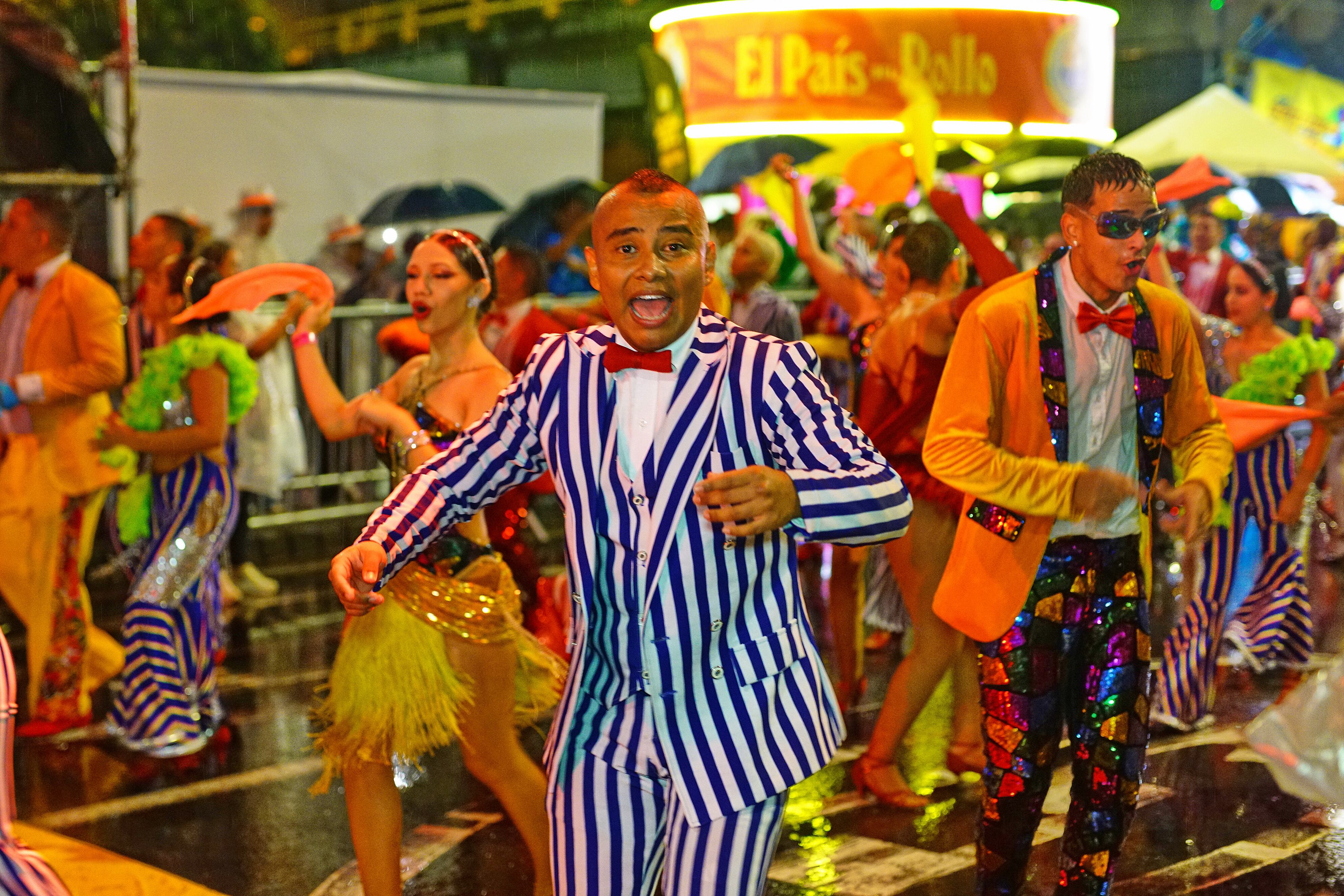 El Salsódromo, desfile inaugural de la Feria de Cali, en su versión número 68, no lo paró ni la lluvia, y con cerca de 32 mil personas dio inicio a la que es considerada la festividad más importante de los caleños. Este año con propios y turistas que, incluso bajo la lluvia, se agolparon en el sardinel y en las graderías dispuestas en la Autopista Suroriental para celebrar, bailar y reafirmar que Cali es la capital mundial de la salsa. Foto Jorge Orozco