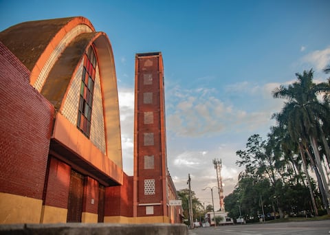 La Iglesia de Nuestra Señora del Rosario de Chiquinquirá es uno de los principales puntos religiosos del municipio, siendo visitada por miles de turistas y locales.