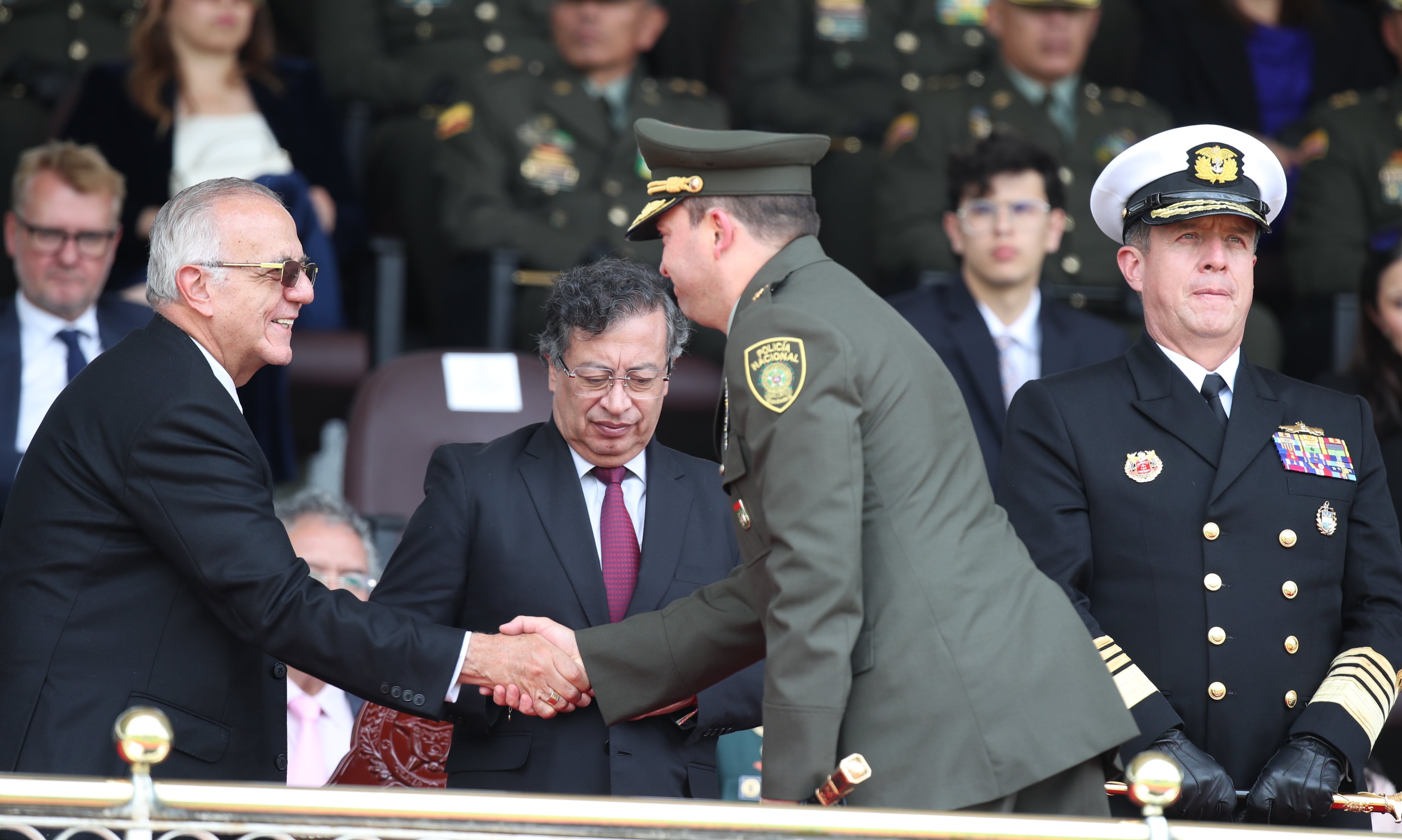 Presidente Gustavo Petro en la ceremonia de presentación del nuevo Director General de la Policía Nacional, Brigadier General Carlos Fernando Triana Beltrán, en compañía del Ministro de Defensa Nacional, Iván Velásquez