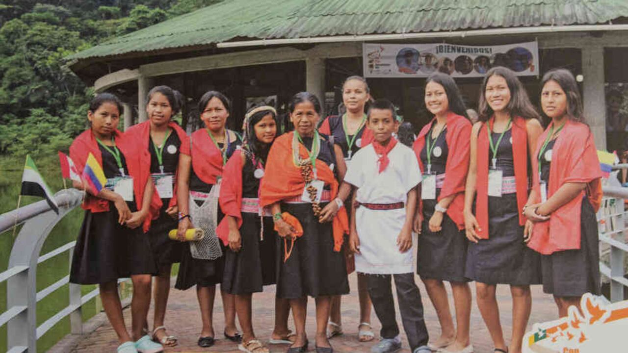 Claudia Jurado, la tercera de izquierda a derecha, con sus alumnas y compañeras en el el internado Atun Ñambi (Camino Grande en lengua castellana).