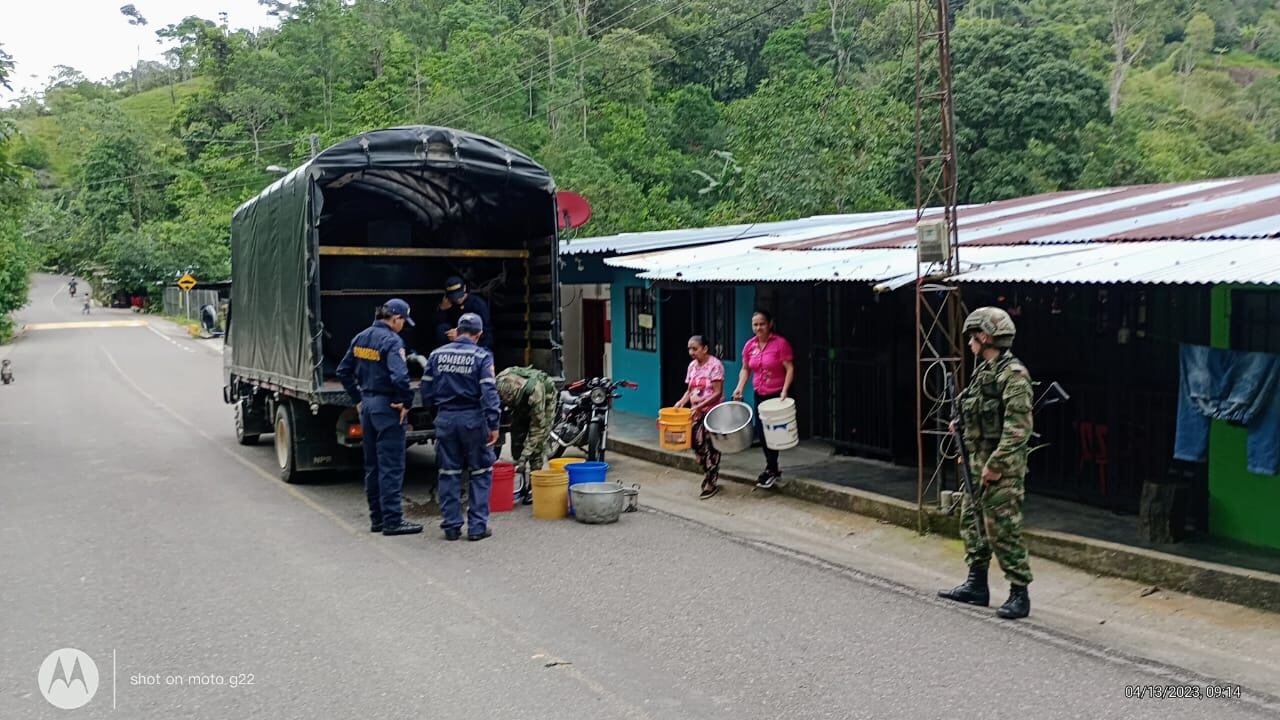 Con los Bomberos Voluntarios entregaron  agua a las familias