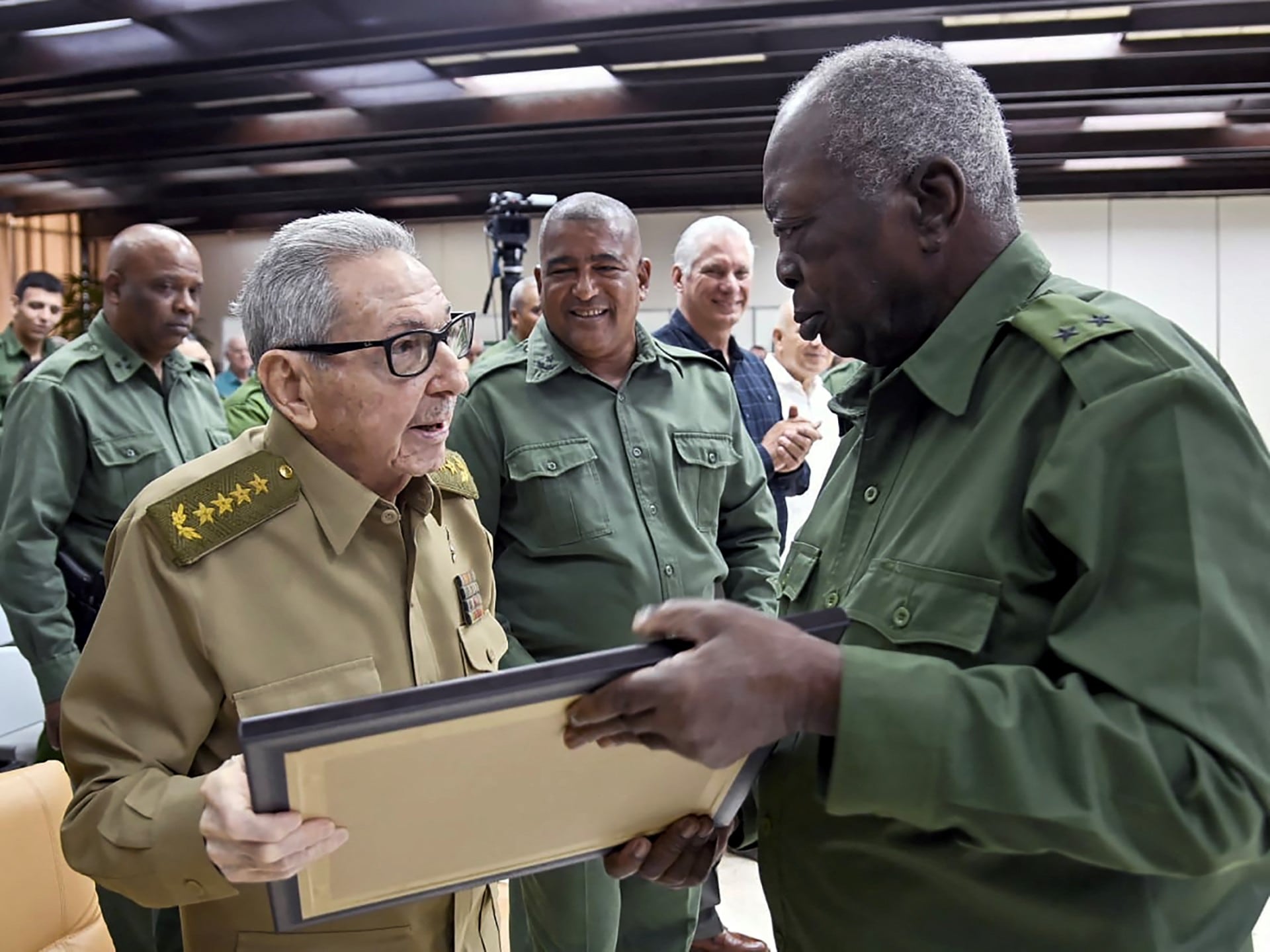 Imagen facilitada por Estudios Revolución a través de la Presidencia de Cuba que muestra al expresidente cubano Raúl Castro (izq.) recibiendo un reconocimiento durante un acto de celebración de la Dirección Nacional de Seguridad Personal en La Habana, el 5 de septiembre de 2026.