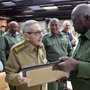 Imagen facilitada por Estudios Revolución a través de la Presidencia de Cuba que muestra al expresidente cubano Raúl Castro (izq.) recibiendo un reconocimiento durante un acto de celebración de la Dirección Nacional de Seguridad Personal en La Habana, el 5 de septiembre de 2026.