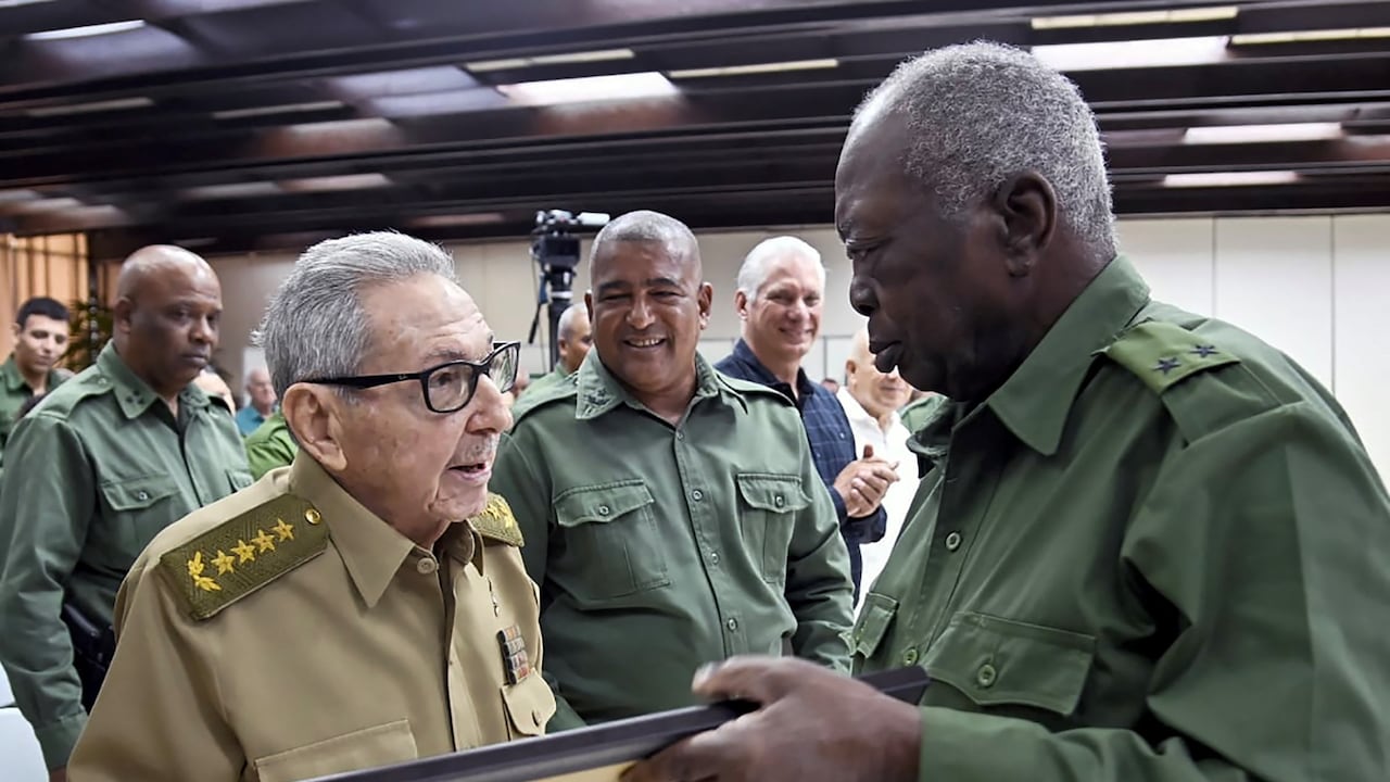 Imagen facilitada por Estudios Revolución a través de la Presidencia de Cuba que muestra al expresidente cubano Raúl Castro (izq.) recibiendo un reconocimiento durante un acto de celebración de la Dirección Nacional de Seguridad Personal en La Habana, el 5 de septiembre de 2026.