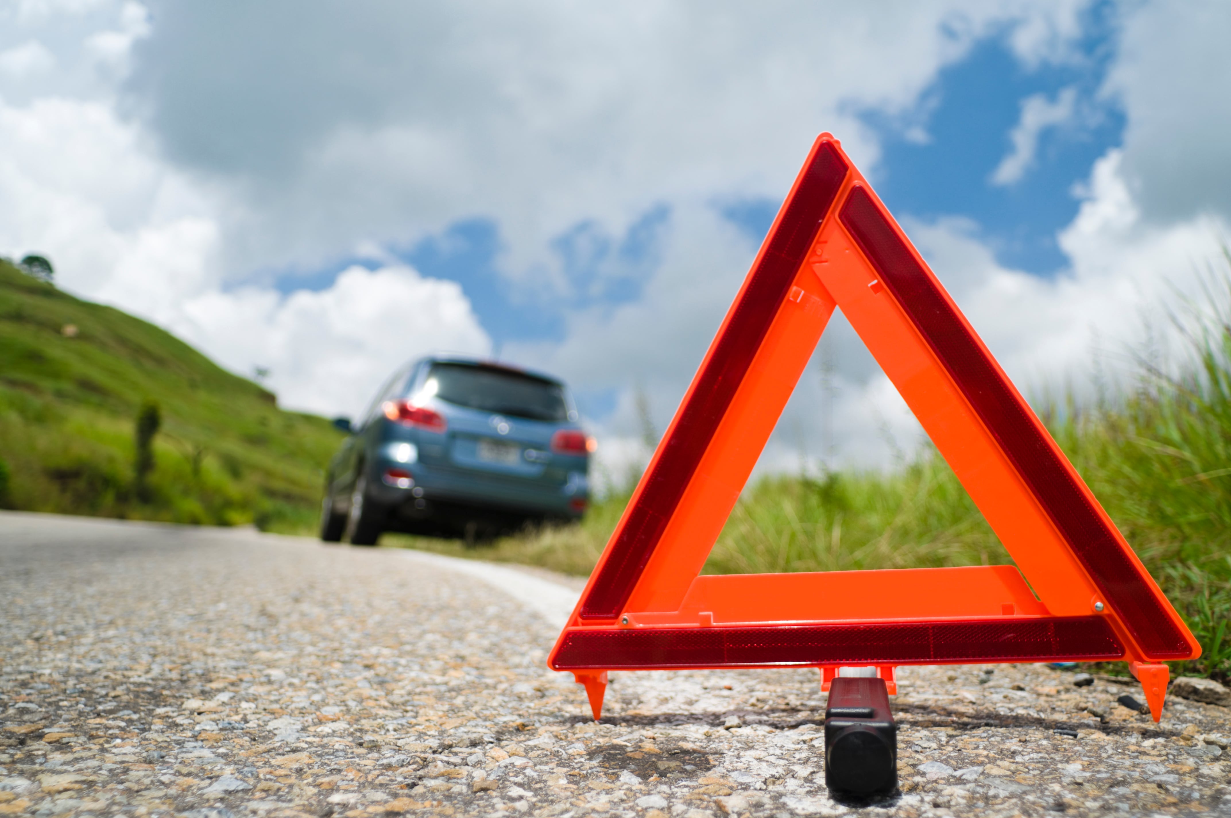 Los triángulos de advertencia deben estar ubicados a una distancia que permita a los demás conductores reaccionar de forma rápida.