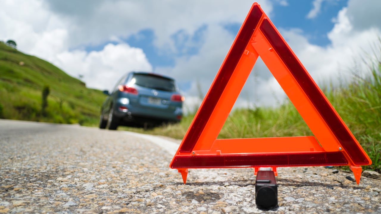 Los triángulos de advertencia deben estar ubicados a una distancia que permita a los demás conductores reaccionar de forma rápida.
