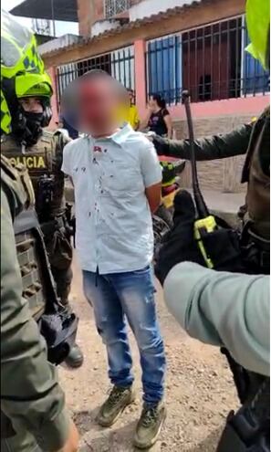 El hombre deberá responder por el delito de hurto.