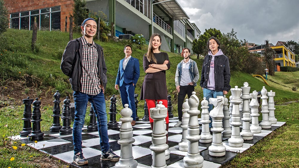 De izquierda a derecha Nelson Zabala, estudiante; Héctor José Valderrama, gerente administrativo; Consuelo Valderrama, rectora; Tomás Serge y Daniel Reyes, estudiantes. Según los planes, en enero de 2022 el colegio podría regresar a la normalidad. 