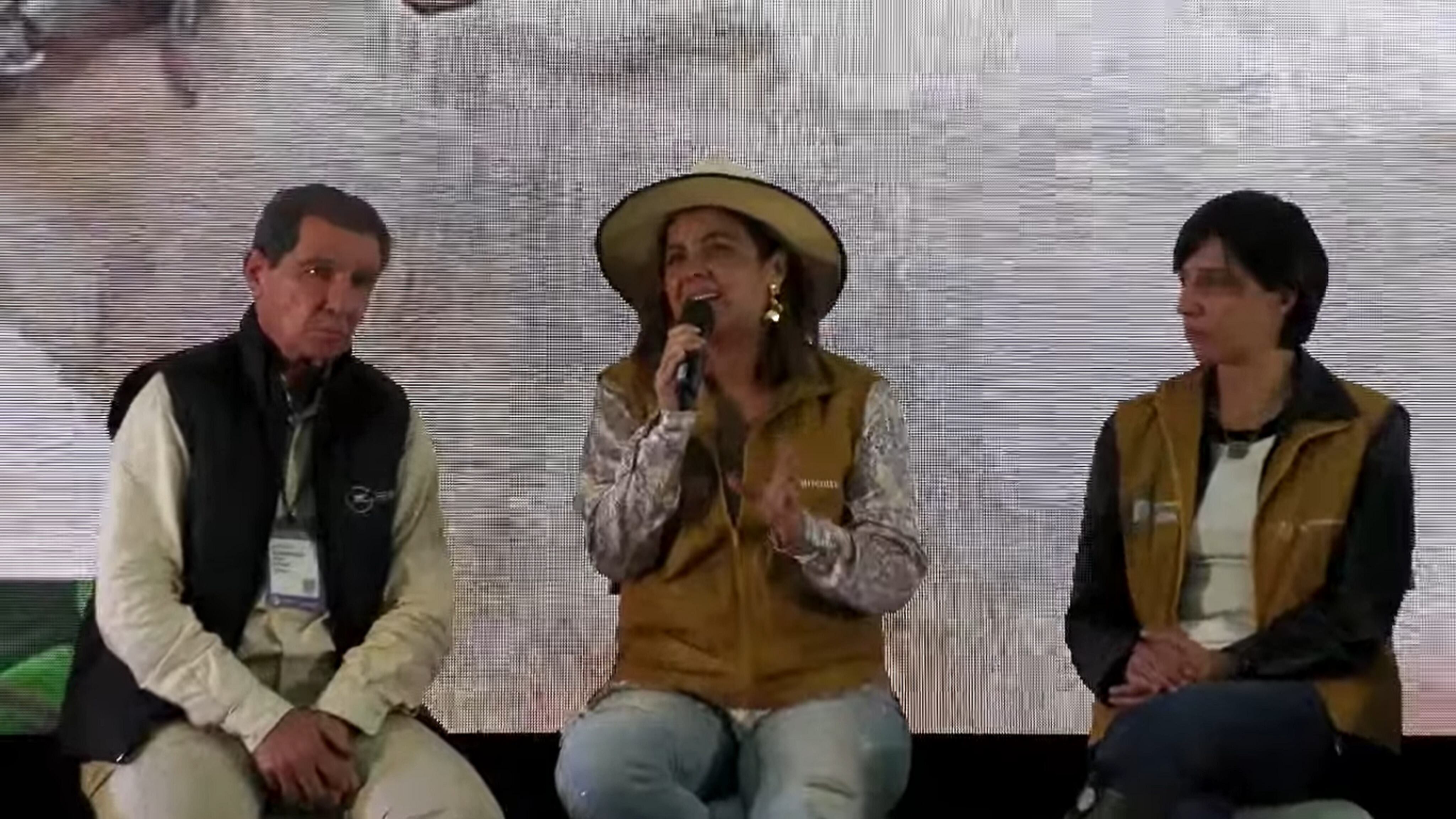 El presidente de Fedegán, José Félix Lafaurie, y la ministra de Agricultura, Jhenifer Mojica, durante el anuncio de la política de reforma agraria integral enfocada en la ganadería