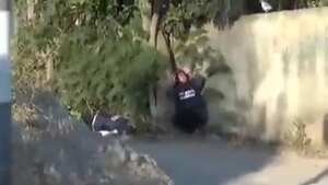 En un video publicado en redes sociales se ve el momento en el que la afamada periodista yace en el suelo.