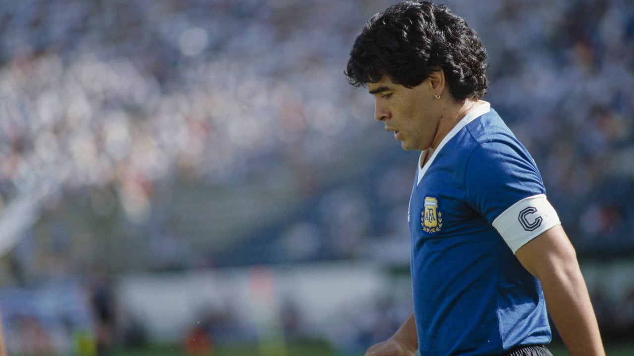Diego Maradona de Argentina durante un partido de octavos de final contra Uruguay durante la Copa Mundial de la FIFA 1986. | Ubicación: Puebla, México. (Foto de Jean-Yves Ruszniewski / Corbis / VCG a través de Getty Images)