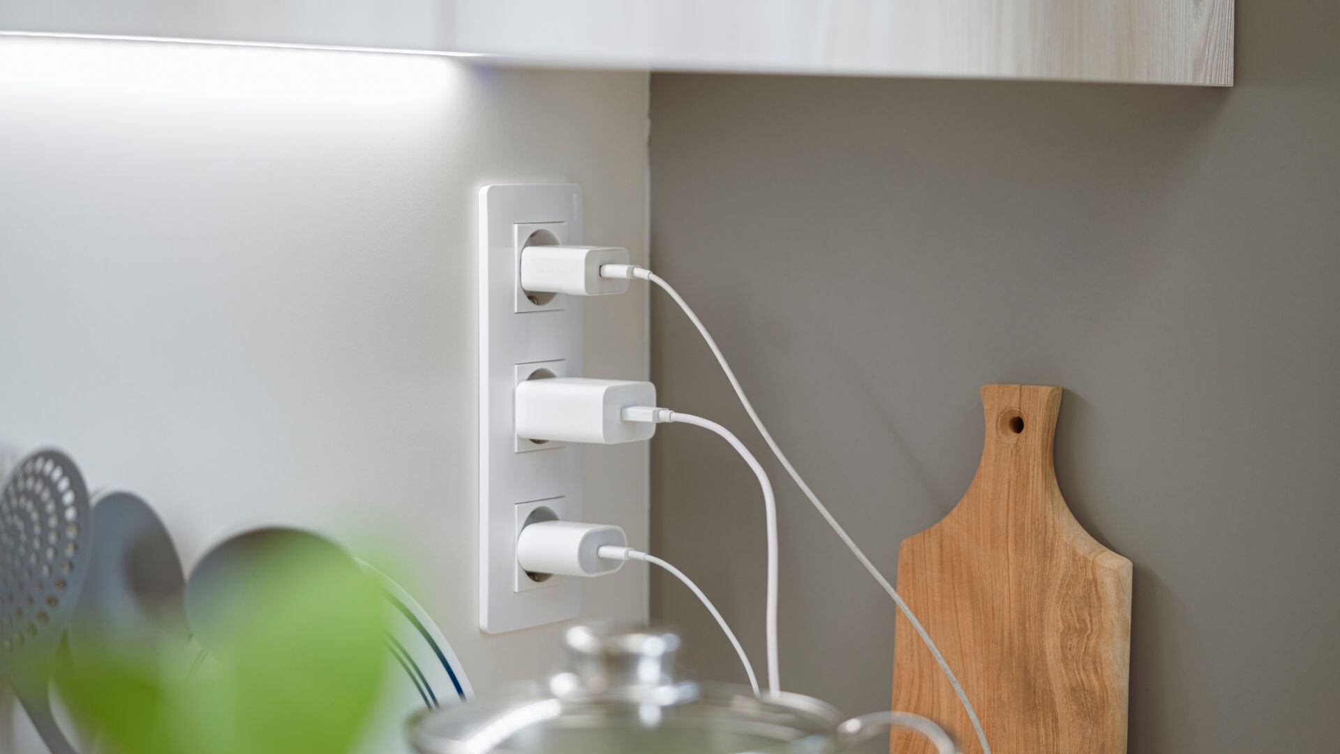 Una instalación deficiente puede dañar equipos electrónicos sensibles, como televisores, computadores o neveras.