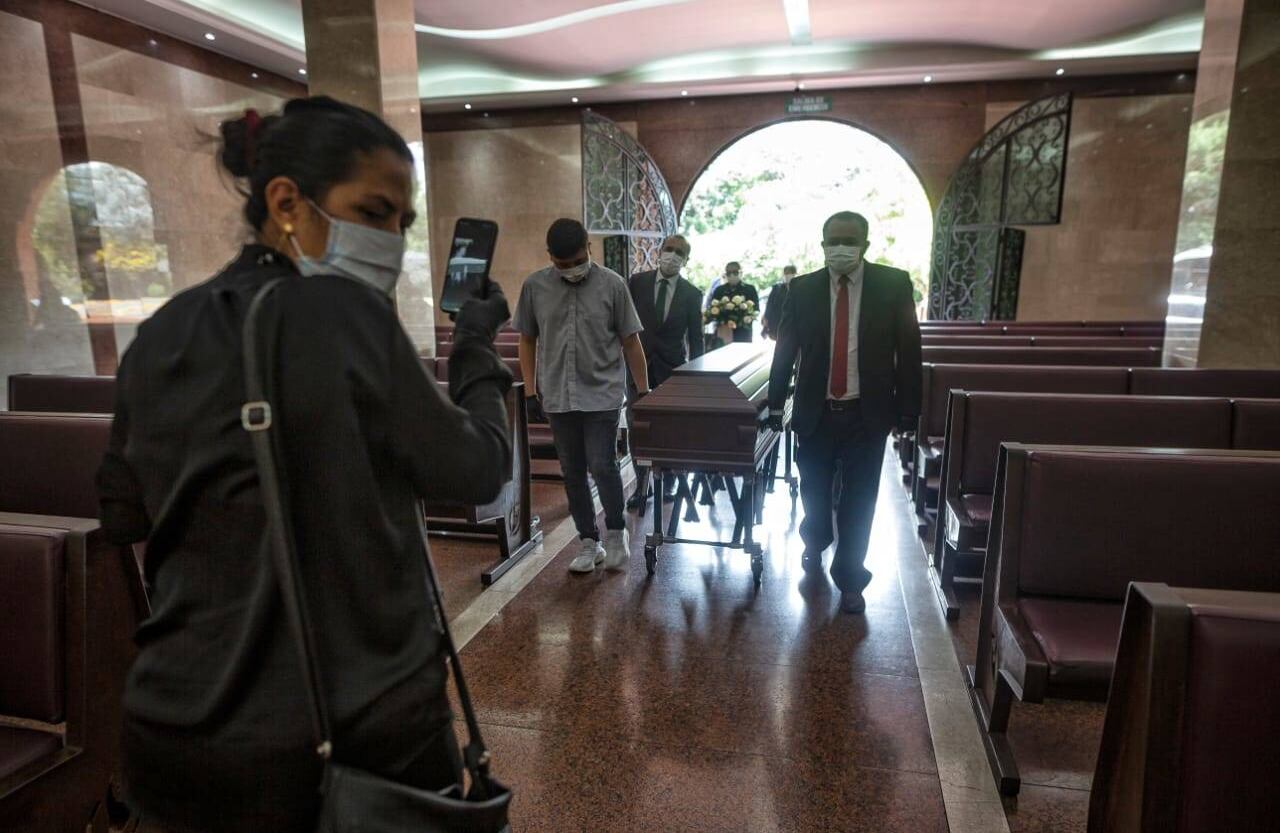 La cargada del ataúd a la capilla donde se lleva a cabo la cremación fue uno de los momentos más estremecedores de la transmisión. Reportaje gráfico: Esteban Vega La-Rotta