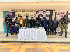 Las capturas se produjeron tras la identificación de un vehículo en el que se transportaban en la vía que conduce del municipio de La Plata (Huila) hacia el centro de ese departamento.