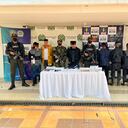 Las capturas se produjeron tras la identificación de un vehículo en el que se transportaban en la vía que conduce del municipio de La Plata (Huila) hacia el centro de ese departamento.