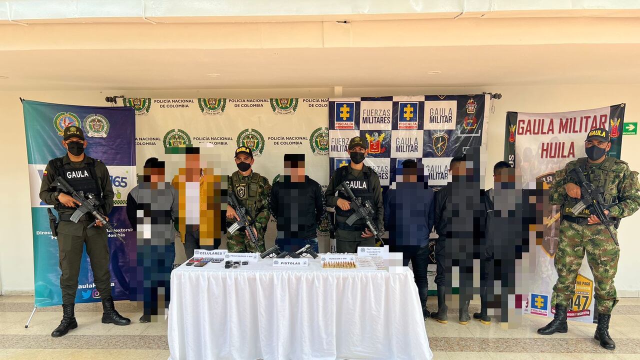 Las capturas se produjeron tras la identificación de un vehículo en el que se transportaban en la vía que conduce del municipio de La Plata (Huila) hacia el centro de ese departamento.