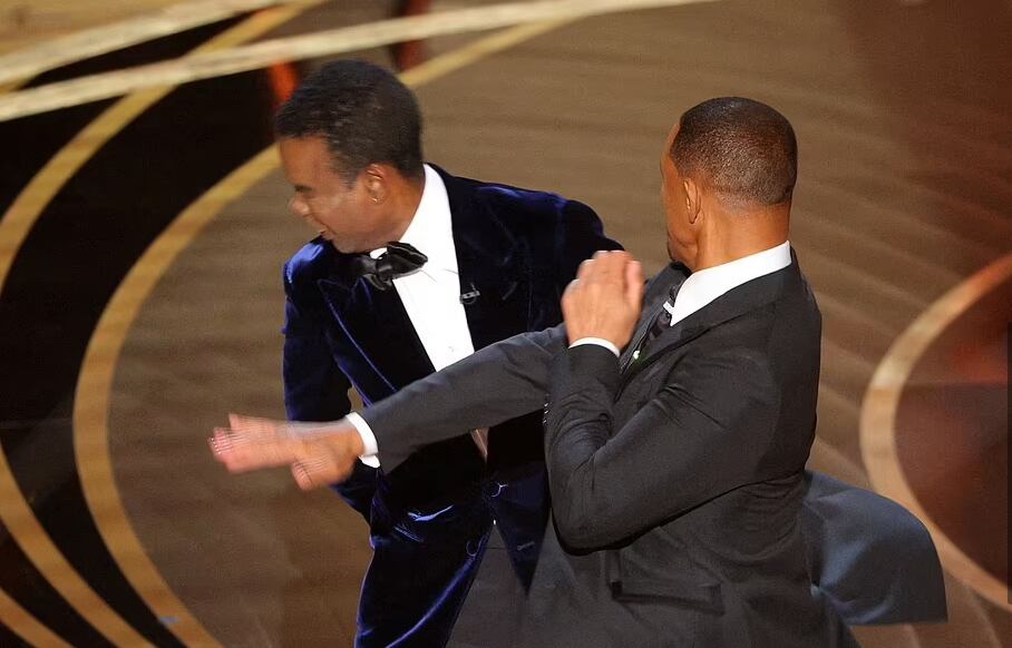 Will Smith le pegara un puñetazo a Chris Rock, el presentador, luego de que este bromeó sobre el corte de pelo de su esposa, Jada Pinkett Smith.