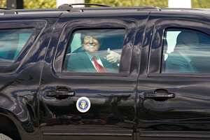 El presidente Donald Trump hace gestos a los partidarios en camino a su Mar-a-Lago Florida Resort el miércoles 20 de enero de 2021 en West Palm Beach, Florida (AP Photo / Lynne Sladky)