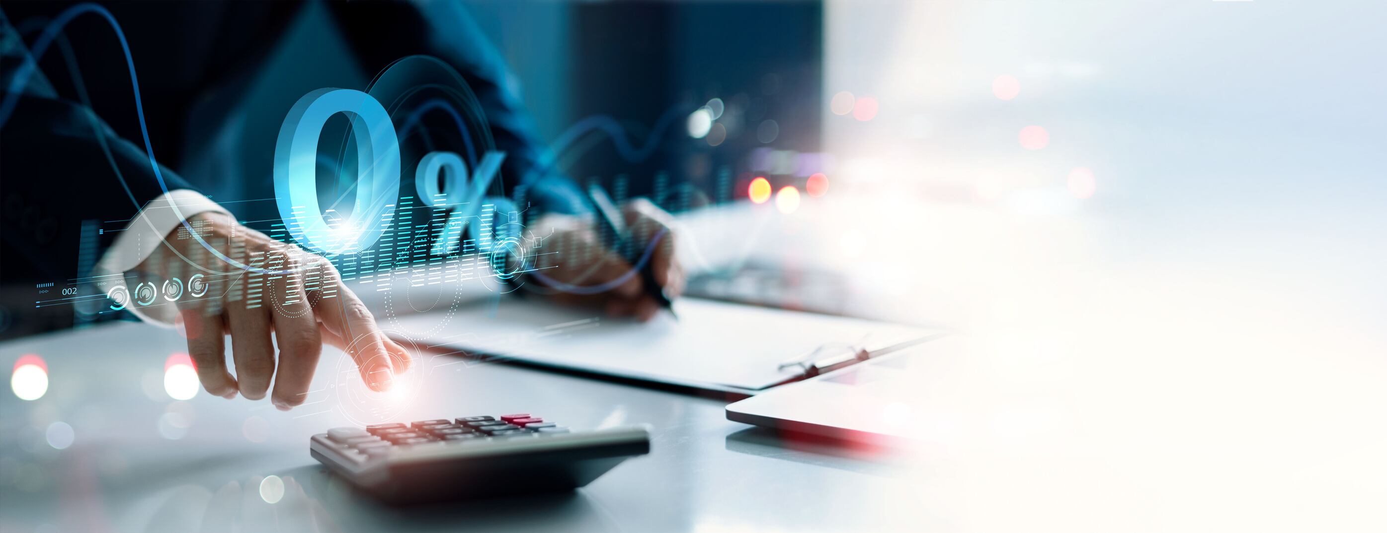 Empresario usando una calculadora para calcular los números con signo de cero por ciento