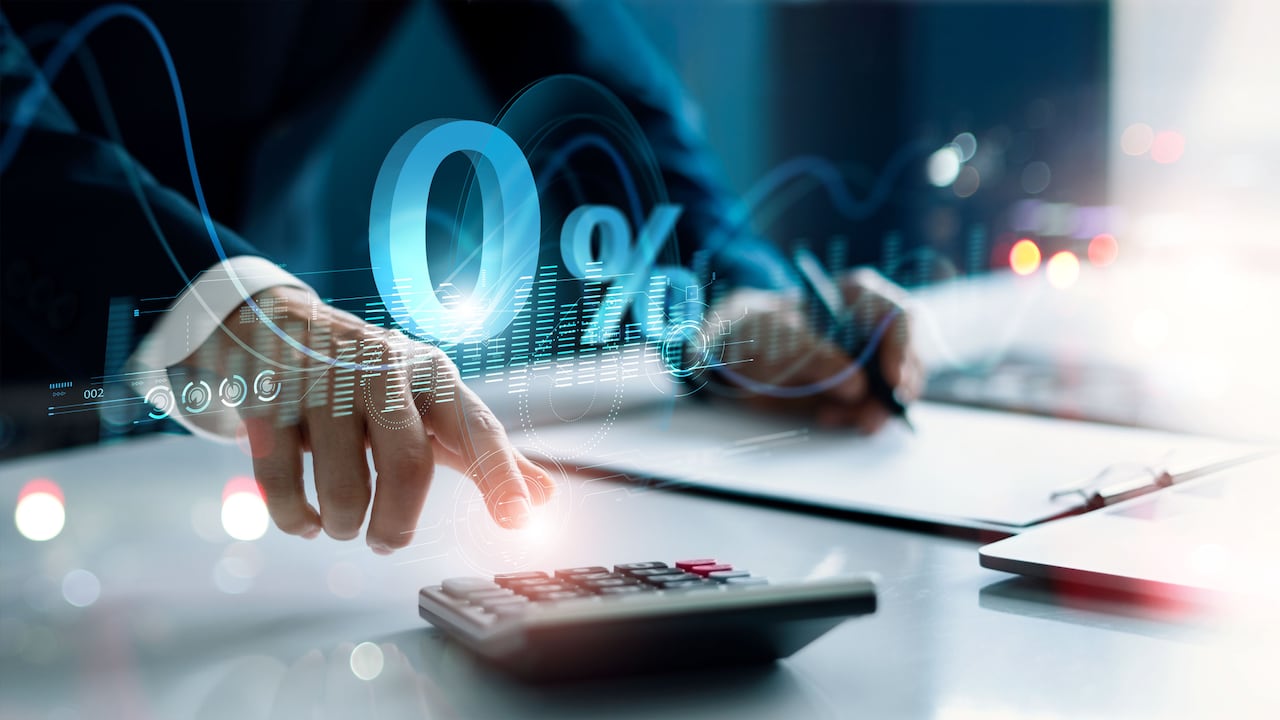 Empresario usando una calculadora para calcular los números con signo de cero por ciento