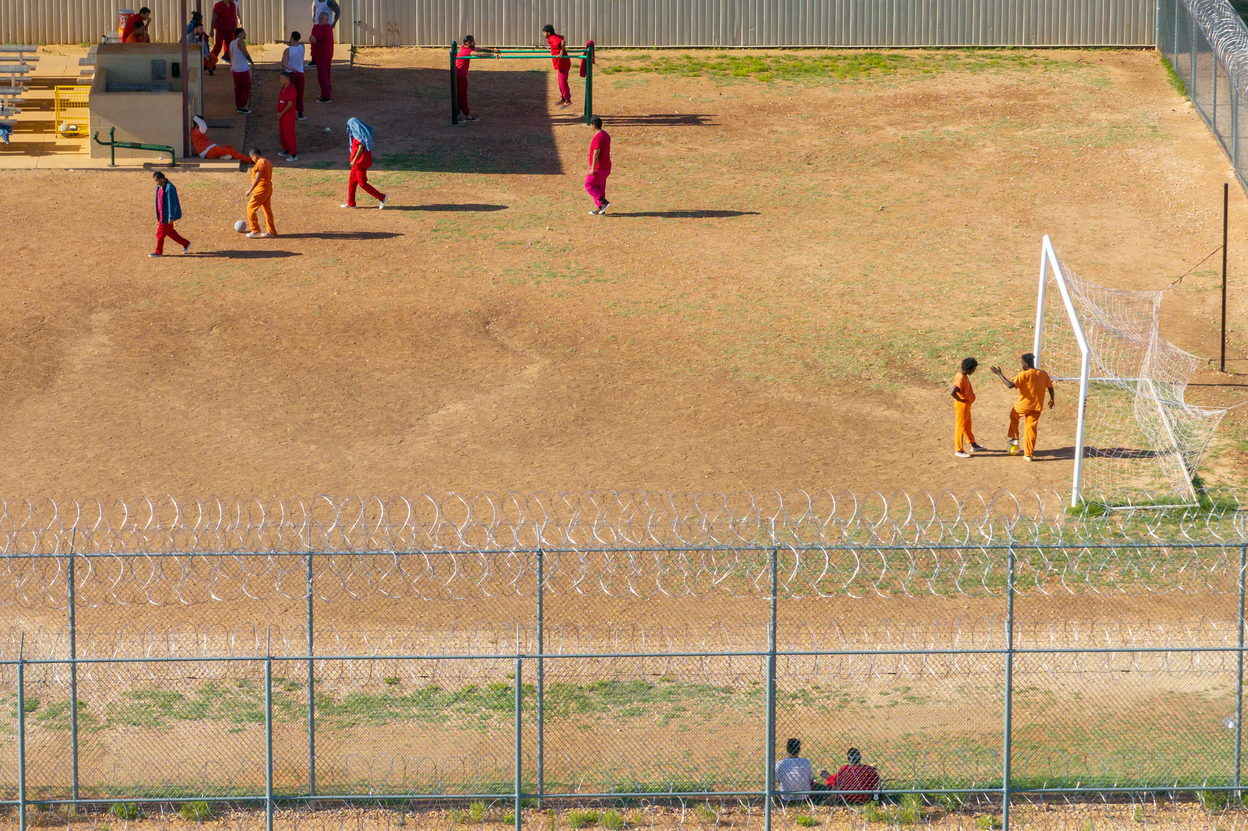 Recientemente, el gobierno de Trump solicitó a la Corte Suprema permiso para reanudar las deportaciones tras la emisión de una orden judicial el mes pasado que suspendió las deportaciones bajo la Ley de Enemigos Extranjeros.