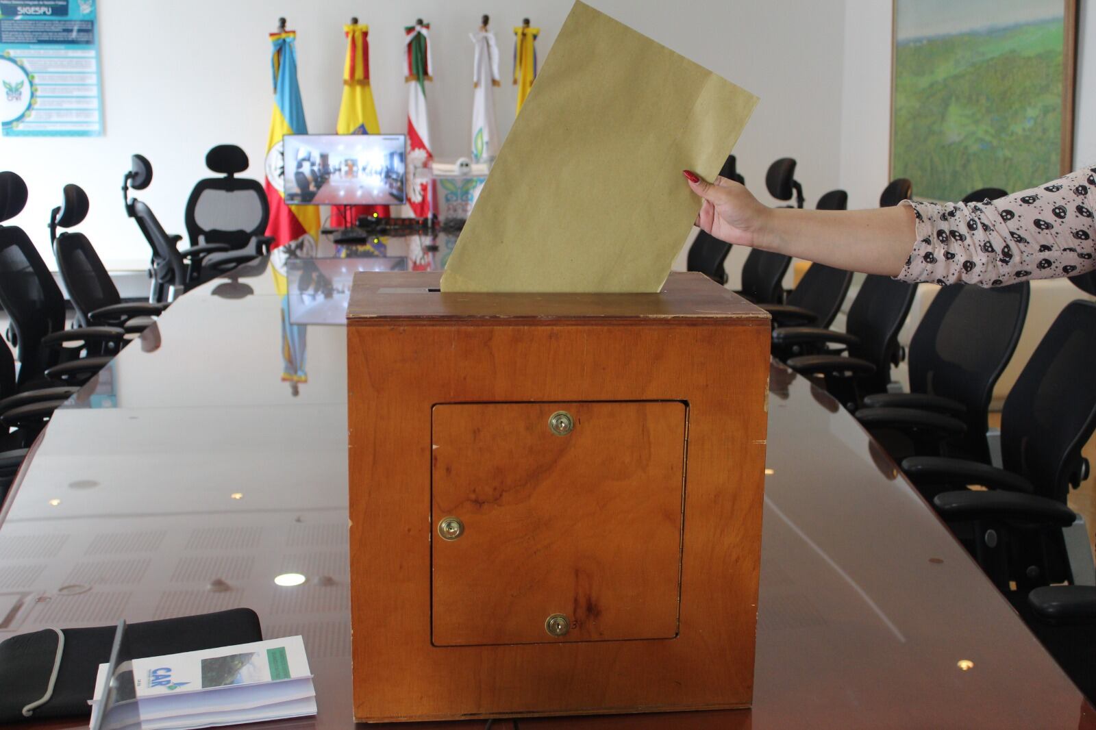 Urna para la recepción de hojas de vida.