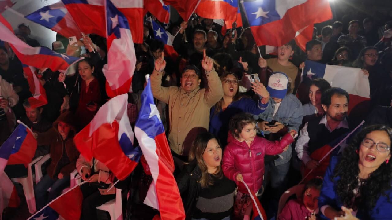 En Chile los partidarios del Partido Republicano de extrema derecha celebran la victoria de sus candidatos.