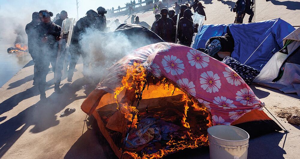 Desalojo de campamento de migrantes cerca al Río Bravo