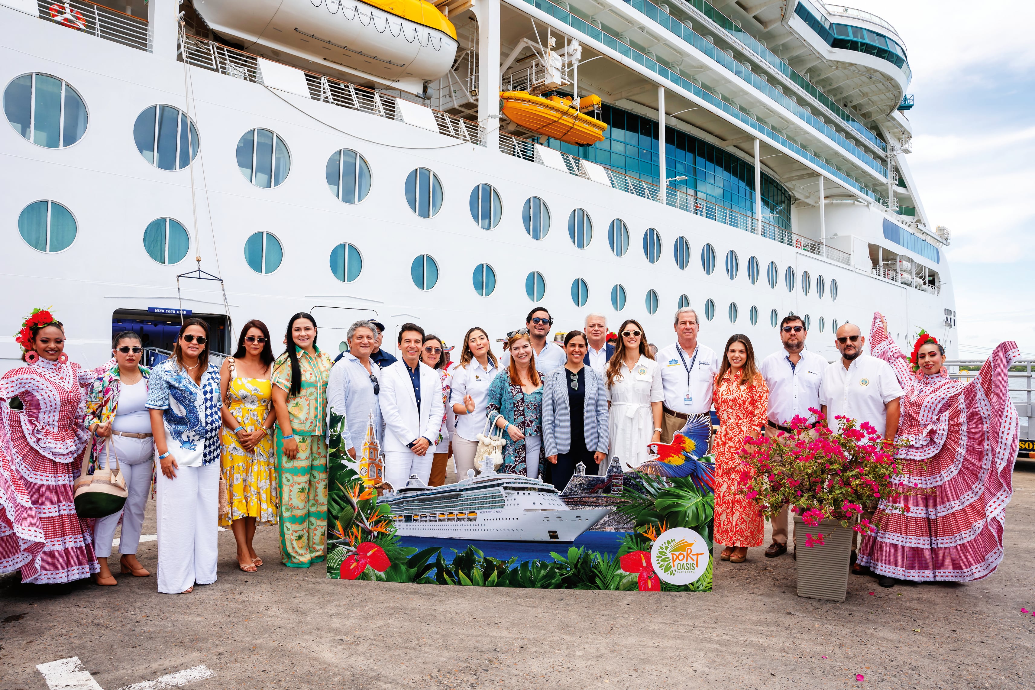 El barco Serenade puede alojar a más de 2.100 pasajeros y ofrece ventanales panorámicos.