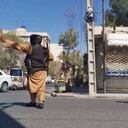 Los combatientes talibanes bloquean una carretera después de una explosión durante la oración del viernes en la mezquita de Gazargah, en Herat, el 2 de septiembre de 2022.