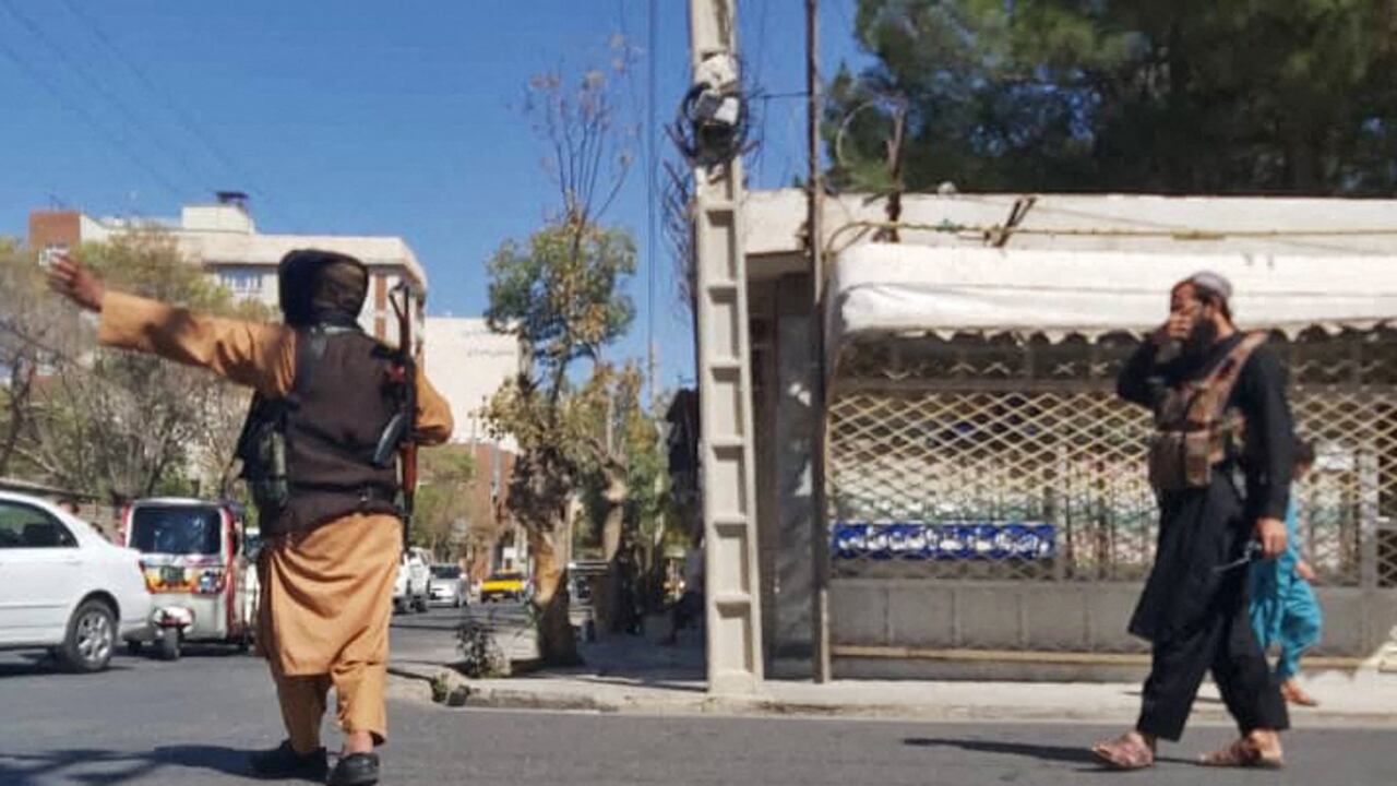 Los combatientes talibanes bloquean una carretera después de una explosión durante la oración del viernes en la mezquita de Gazargah, en Herat, el 2 de septiembre de 2022.