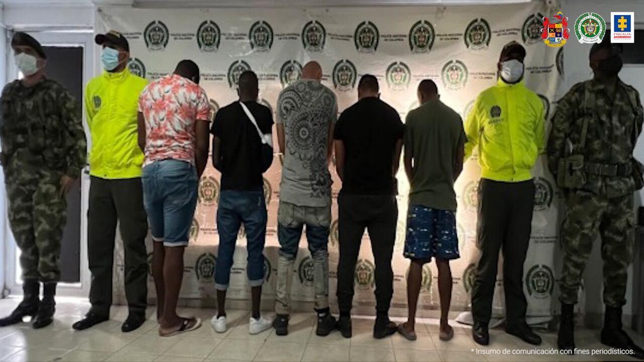 La Fiscalía capturó a cinco soldados que estarían al servicio de las disidencias de las Farc. Vendían armas, entregaban información y asesinaban a rivales.