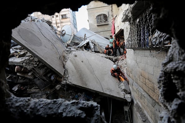 La franja de Gaza, territorio palestino asediado, está bajo intensos bombardeos por parte de Israel en respuesta al ataque a gran escala perpetrado el 7 de octubre por Hamás en Israel. La comunidad internacional está aumentando la presión para lograr una tregua humanitaria. (Foto de Ahmad Hasaballah/Getty Images)