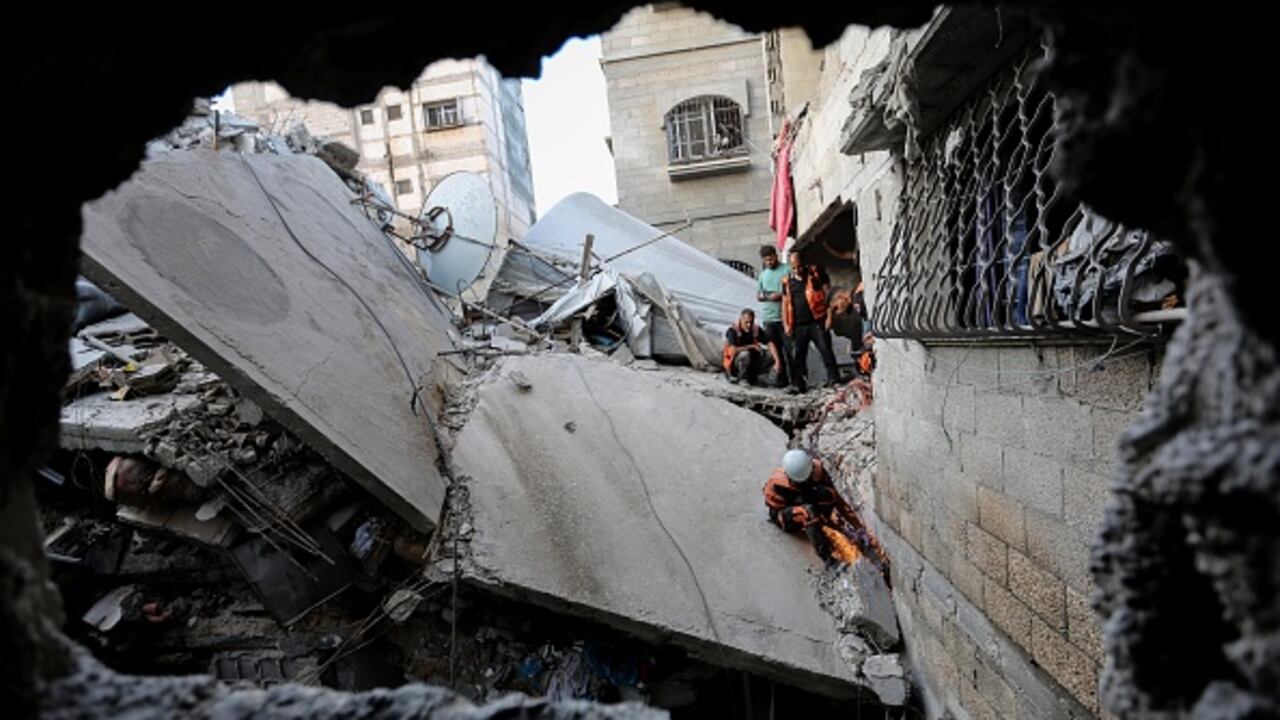 La franja de Gaza, territorio palestino asediado, está bajo intensos bombardeos por parte de Israel en respuesta al ataque a gran escala perpetrado el 7 de octubre por Hamás en Israel. La comunidad internacional está aumentando la presión para lograr una tregua humanitaria. (Foto de Ahmad Hasaballah/Getty Images)