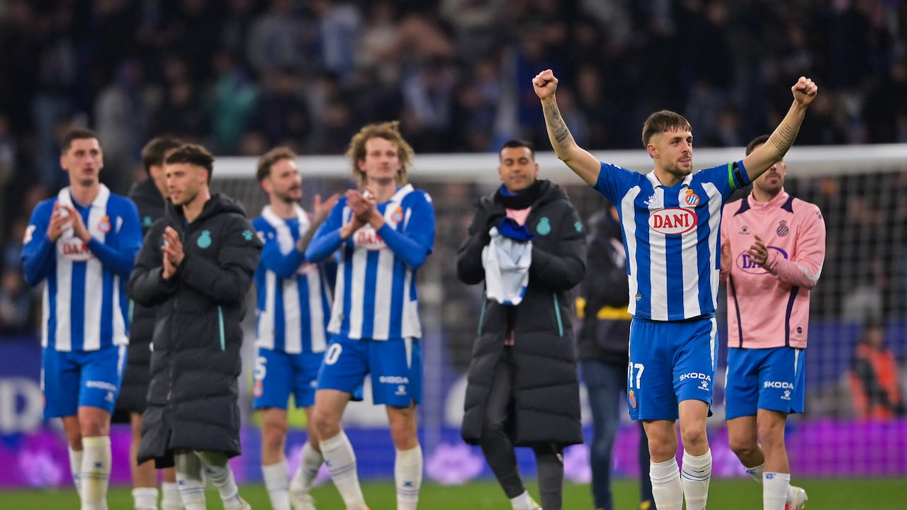 El delantero español del Espanyol #17 Jofre Carreras (der) celebra con sus compañeros después del partido de fútbol de la liga española entre el RCD Espanyol y el Real Madrid.