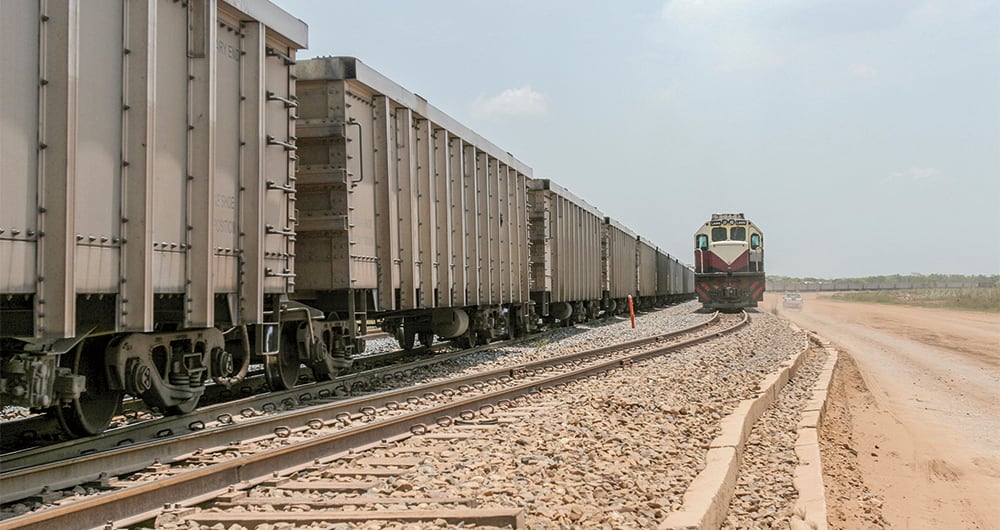 Se encuentra en ejecución la segunda línea del corredor la Dorada – Chiriguaná – Santa Marta, que conectará al interior del país hacia los puertos de la región Caribe, logrando transportar 50 millones de toneladas de carbón, cifra que constituye el 60% total del país